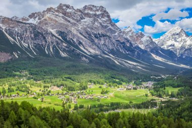 Cortina D Ampezzo şehir manzarası ve Kuzey İtalya 'da Dolomite Alpleri ile Alp çayırları