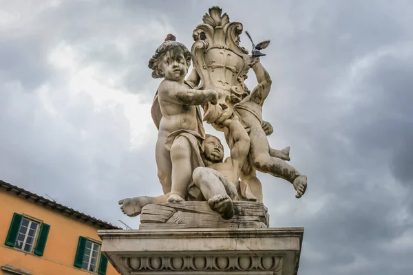 ドラマチックな空 トスカーナ イタリアのプッティ像の噴水 — ストック写真