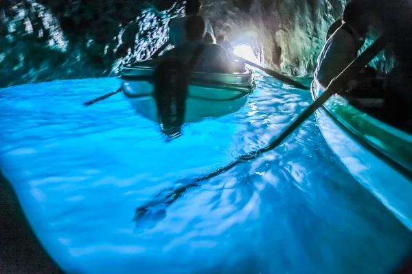 Canoas Dentro Idílica Gruta Turquesa Caverna Azul Capri Itália — Fotografia de Stock