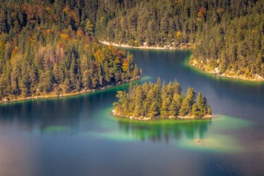 Idyllic Eibsee Bavyera 'da Alman Alpleri' nde baharda, Almanya
