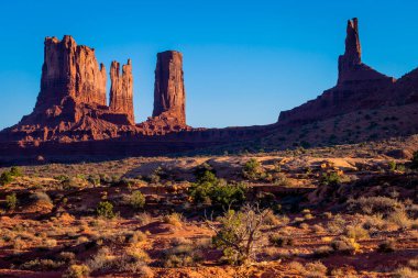The Mittens, Buttes Anıt Vadisi 'nde gün doğumunda Arizona ve Utah, ABD