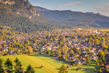 Güneşli sonbaharda Bavyera 'da Garmisch-Partenkirchen, Alpler Wetterstein dağları, Bavyera