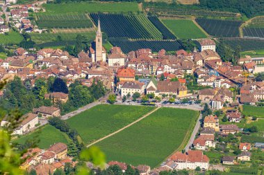 Caldaro sulla Strada del Vino 'nun üzerinde, Bolzano yakınlarındaki üzüm bağları vadisi, Dolomites, İtalya