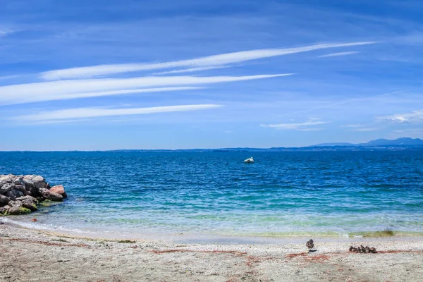 Lago Idílico Litoral Garda Lazise Com Barco Montanhas Norte Itália — Fotografia de Stock