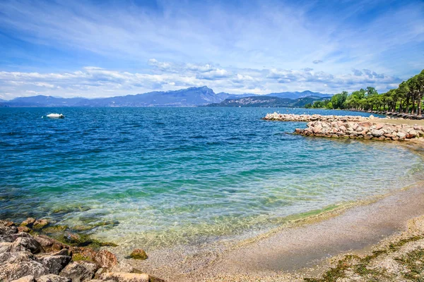 Lago Idílico Litoral Garda Lazise Com Barco Montanhas Norte Itália — Fotografia de Stock