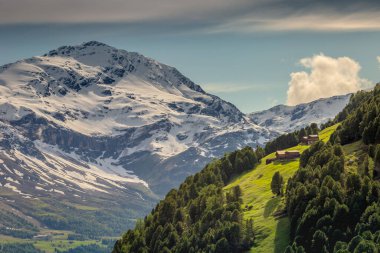 Stelvio Ulusal Parkı 'ndaki karlı dağlarda çiftlikler, Valfurva, Sondrio, İtalyan Alpleri