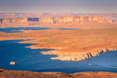 Powell Gölü ve marina yukarıdan günbatımı açık gökyüzü, Page, Arizona, ABD