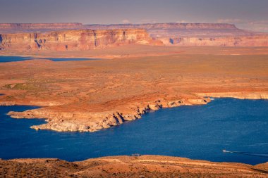 Powell Gölü ve marina yukarıdan günbatımı açık gökyüzü, Page, Arizona, ABD