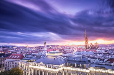 Orta Çağ St. Stephens Katedrali ve Viyana 'nın eski şehir manzarası dramatik bir akşam semalarında, Avusturya