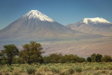 Güneşli bir günde Licancabur volkanı, San Pedro de Atacama, çöl kurak arazisi, Şili, Güney Amerika