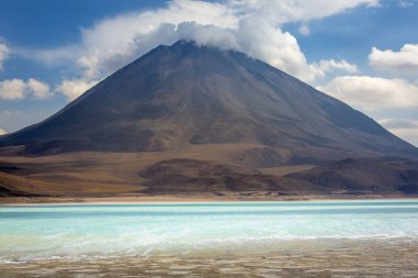 Licancabur volkanik manzarası ve Atacama Çölü 'ndeki Laguna Verde, Bolivya tarafı, Güney Amerika