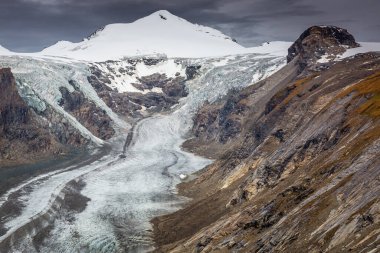 Grossglockner ve Pasterze buzulları dramatik gökyüzünde, Avusturya Alpleri