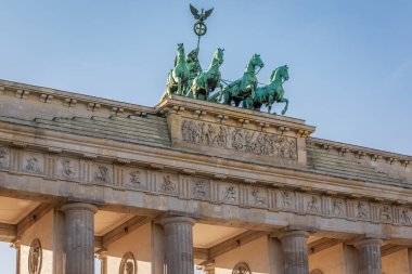 Brandenburg Kapısı, Brandenburger Tor, Berlin, Almanya 'da huzurlu bir gündoğumu gökyüzünde