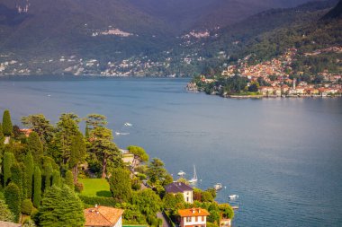 Idyllic Gölü Como kıyı şeridi dramatik günbatımında köy ve tekne, Kuzey İtalya