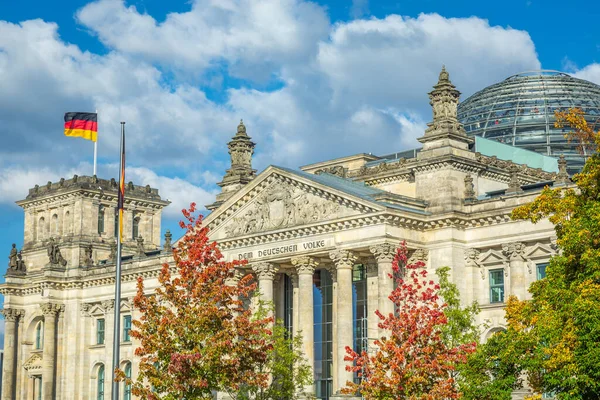 Reichstag Épület Német Parlament Székhelye Nemzeti Zászlóval Naplementekor Berlin — Stock Fotó