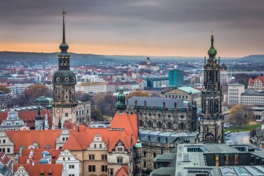 Almanya 'nın dramatik şafağında güzel Dresden eski kasaba kulelerinin panoramik manzarası