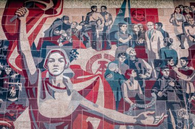 Almanya 'nın Dresden Kulturpalast cephesinde DDR komünist propaganda mozaiği