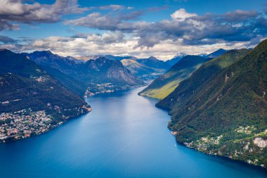 İsviçre 'nin İsviçre Alplerinde Lugano Gölü üzerinde dramatik günbatımı