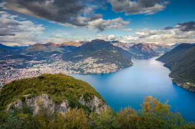 İsviçre 'nin İsviçre Alplerinde Lugano Gölü üzerinde dramatik günbatımı