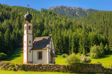 Santa Maddalena 'daki Aziz Johann Kilisesi, Dolomitler, Kuzey İtalya