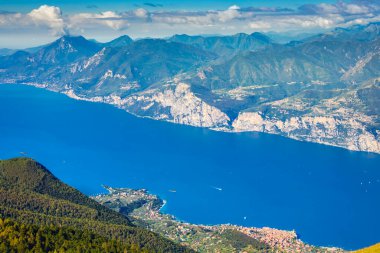 Kuzey İtalya 'daki Monte Baldo, Malcesine' den cennet ve turkuaz Garda Gölü 'nün üzerinde.