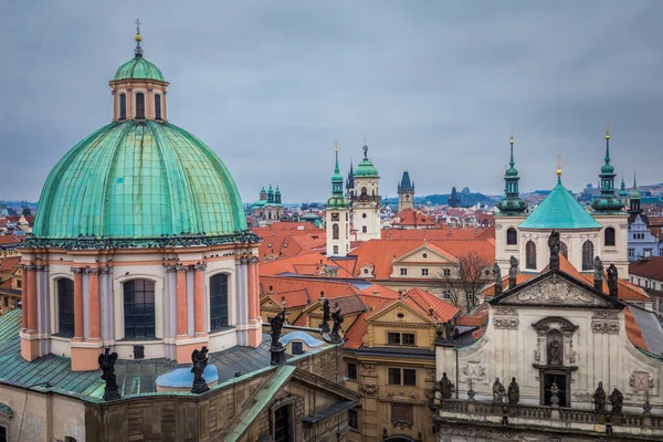 Sobre Las Torres Cúpulas Medievales Del Casco Antiguo Praga Por — Foto de Stock