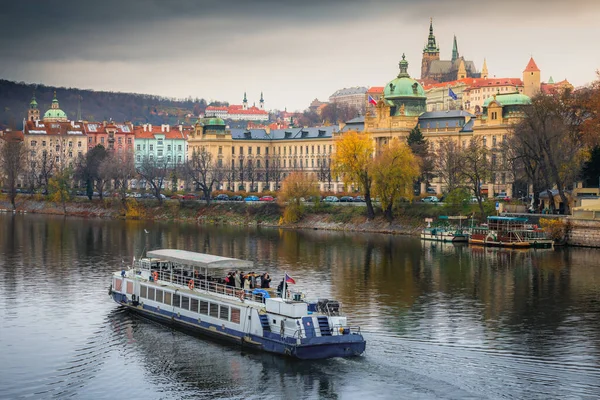 Über Den Prager Altstadtbrücken Und Der Moldau Bei Dramatischem Sonnenuntergang — Stockfoto