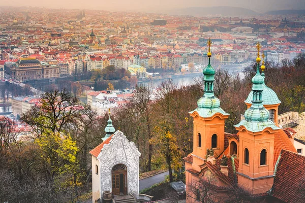 Acima Igreja São Lourenço Praga Torres Cidade Velha Cúpulas Noite — Fotografia de Stock