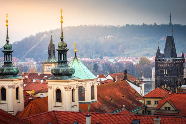 Nad Średniowiecznymi Wieżami Kopułami Starego Miasta Pradze Republika Czeska — Zdjęcie stockowe