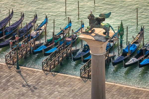 Gondel Angedockt Hölzerne Anlegestangen Canal Grande Und Piazza San Marco — Stockfoto