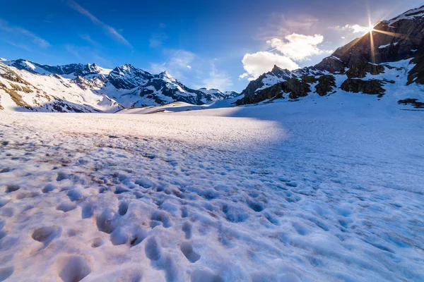 눈덮인 황금빛 석양에 알프스 파라디소 이탈리아 의이들들 릭으로 눈덮인 알프스 — 스톡 사진