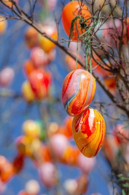 Bir sürü renkli ve el yapımı yumurta, Eastereggs, elma ağacında asılı, Gramado, Güney Brezilya