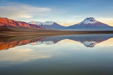Idyllic Gölü yansıması ve Atacama Çölü, Kuzey Şili, Güney Amerika 'daki volkanik manzara