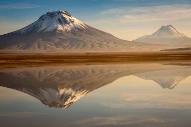 Idyllic Gölü yansıması ve Atacama Çölü, Kuzey Şili, Güney Amerika 'daki volkanik manzara