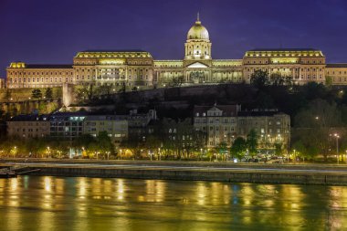 Budapeşte, Macaristan 'da Budin Kalesi' nin Tuna Nehri manzarası