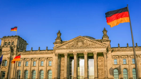 Reichstag Épület Német Parlament Székhelye Nemzeti Zászlóval Naplementekor Berlin — Stock Fotó