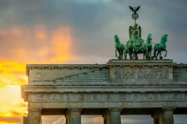Brandenburg Kapısı, Brandenburger Tor, Berlin, Almanya 'da dramatik günbatımı gökyüzünde