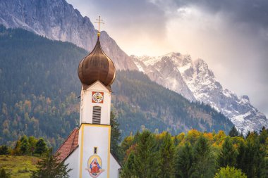 St. Johannes, Wetterstein, Waxenstein ve Zugspitze Kilisesi gündoğumunda, Grainau, Bavyera Alpleri, Almanya