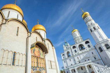 Kremlin katedrali ve kilise dramatik gündoğumunda altın kubbeler, Moskova, Rusya