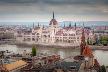 Dramatik bir gecede Tuna Nehri ve Parlamento, Budapeşte, Macaristan