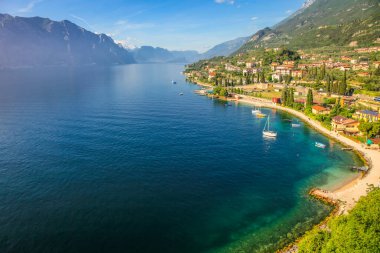 Parlak gündoğumunda Malcesine 'deki Garda Gölü' nün yukarısında, İtalyan Alpleri, uzun pozlama