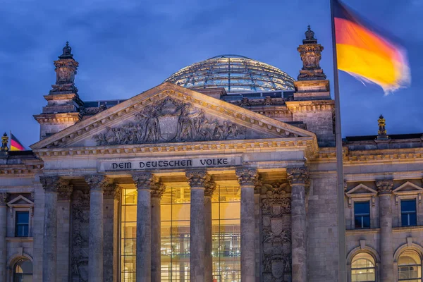 Κτίριο Reichstag Έδρα Του Γερμανικού Κοινοβουλίου Εθνική Σημαία Βράδυ Βερολίνο — Φωτογραφία Αρχείου
