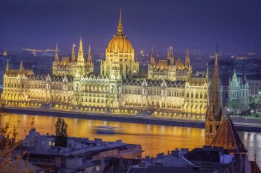 Dramatik bir akşamda Tuna Nehri üzerinde ve Parlamento, Budapeşte, Macaristan