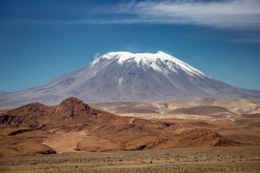 Atacama Çölü, Lascar volkanı ve Kuzey Şili 'deki kurak arazi, Bolivya sınırı, Güney Amerika