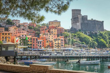 Lerici Körfezi ve yelkenli marinası, huzurlu Cinque Terre, Liguria, tekneli İtalya