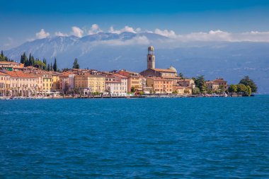 Idyllic Gölü Garda kıyı şeridi ve Akdeniz köyü Toscolano Maderno, yelkenli ve dağları ile Kuzey İtalya
