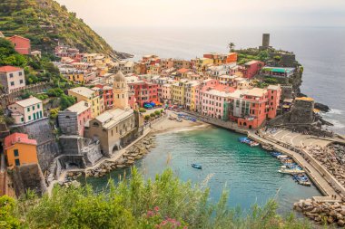 Kayalıkların üzerindeki Vernazza Körfezi, cennet Cinque Terre, Liguria, İtalya tekneli.