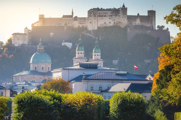 Salzburgo Paisaje Urbano Amanecer Desde Mirabell Jardín Con Bandera Austriaca — Foto de Stock