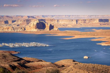 Powell Gölü ve marina yukarıdan günbatımı açık gökyüzü, Page, Arizona, ABD