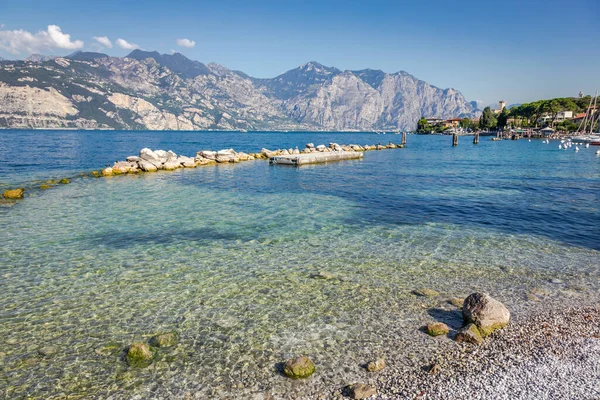 Kuzey İtalya 'nın saydam suları ve dağlarıyla Malcesine' deki Idyllic Gölü Garda kıyısı